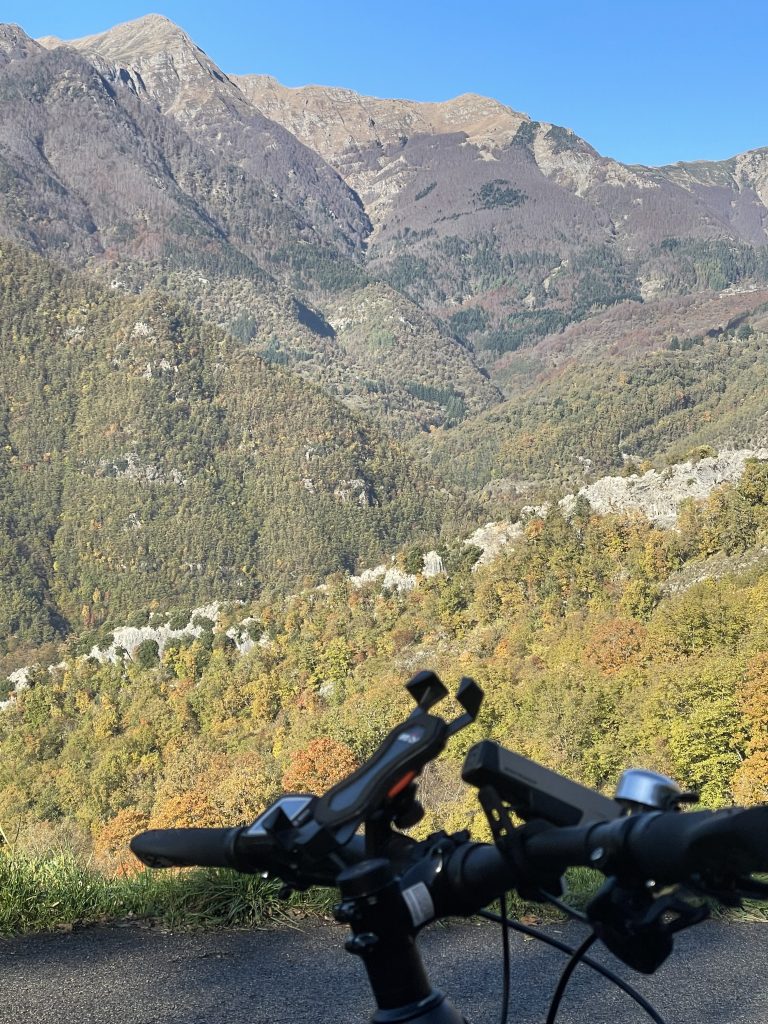 Breathtaking e-bike climb to the top of the Tuscan mountain